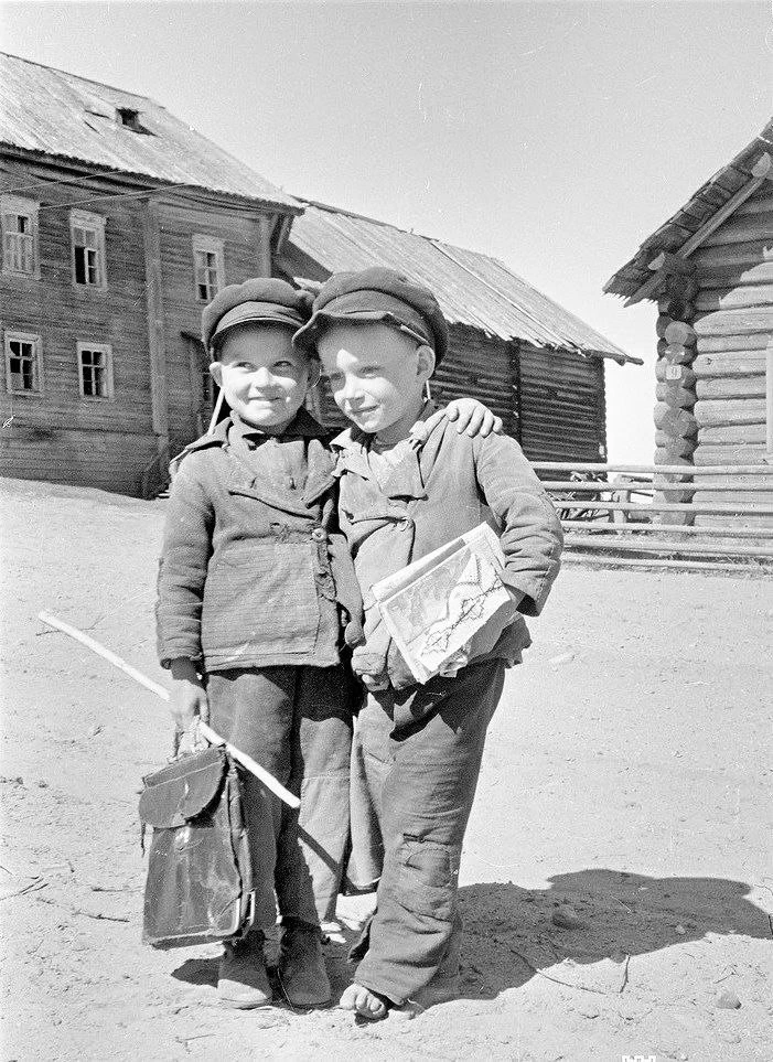 Пацаны идут со школы, Карелия, 1940 год.

Фотоальбом | подписаться