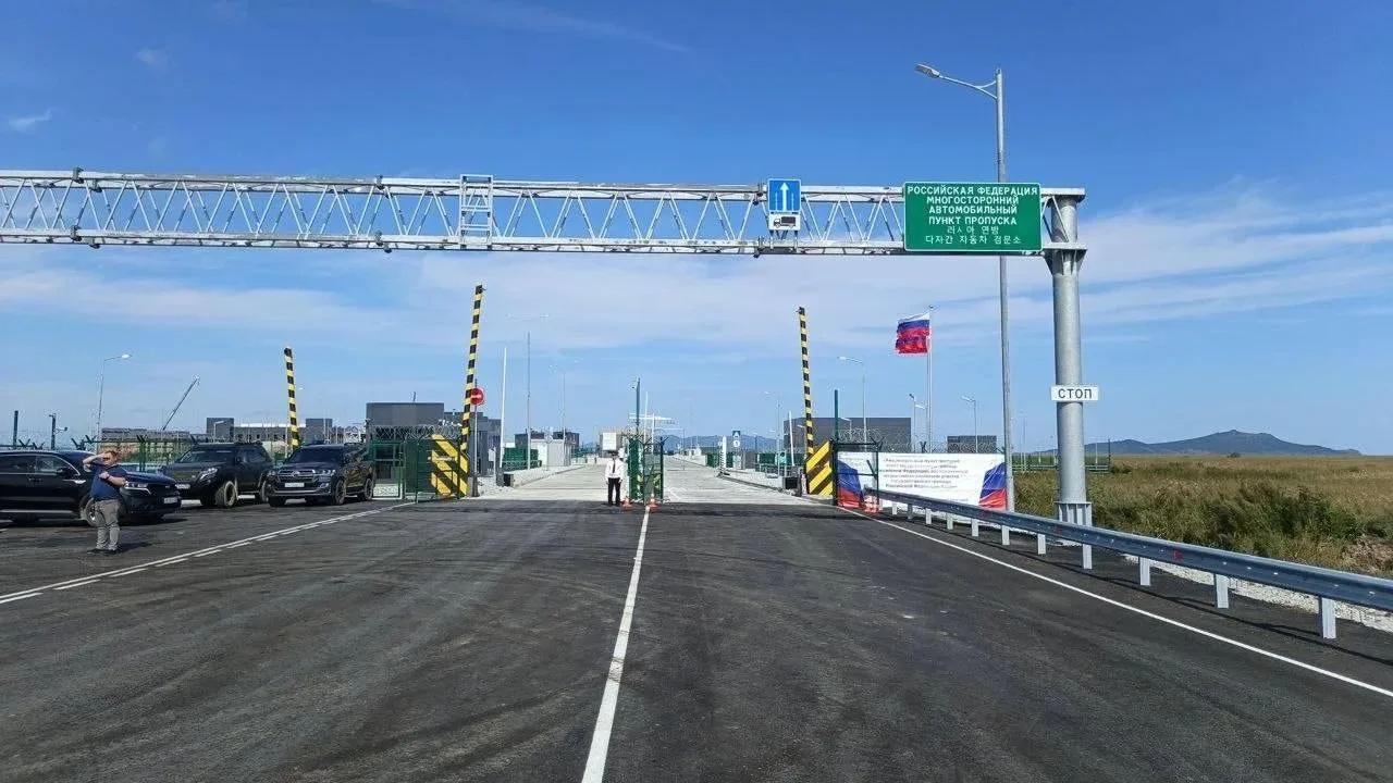 Россия и КНДР открыли первый автомобильный мост между странами.