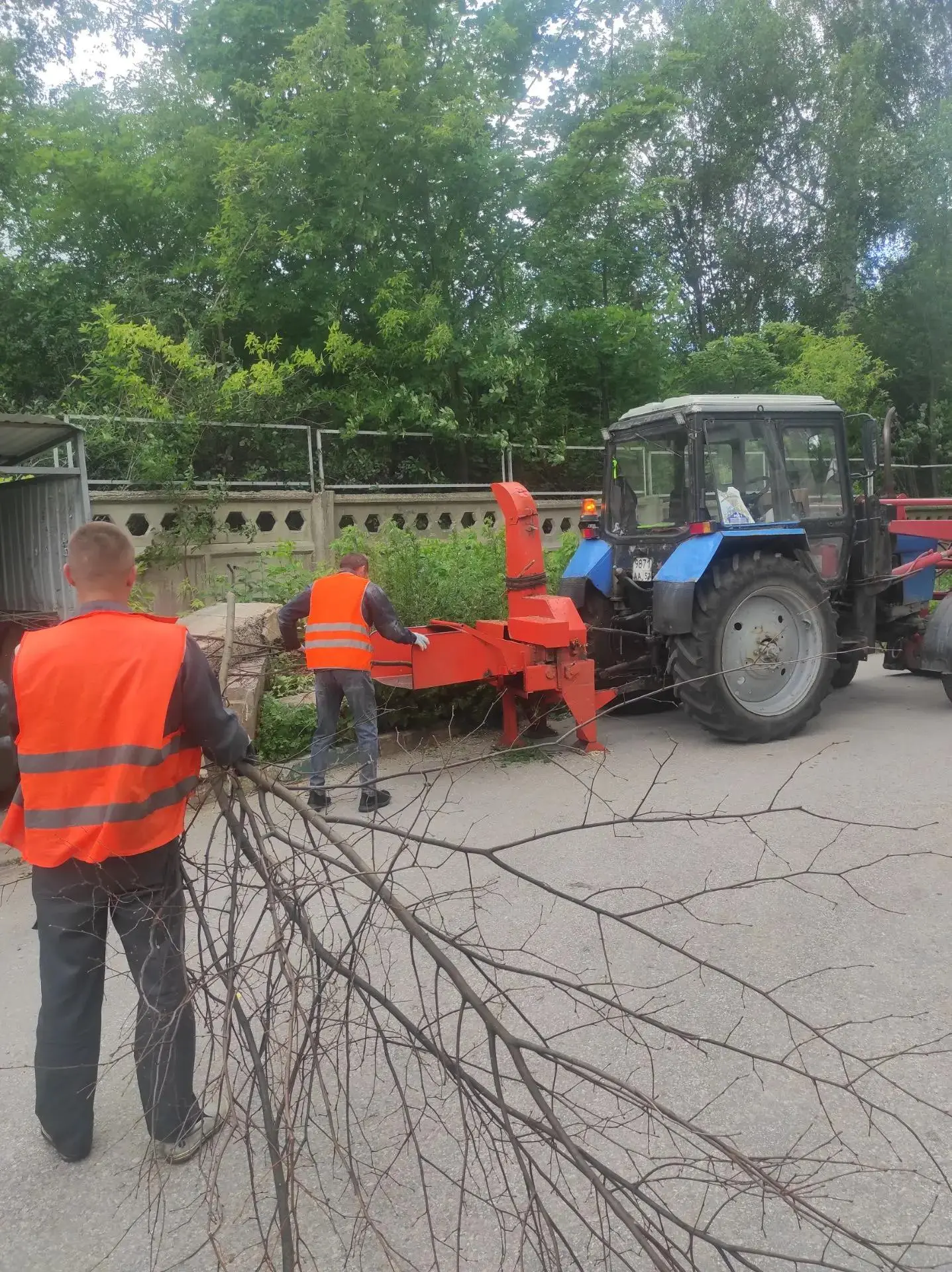 В рамках благоустройства территорий проводим санитарную обрезку деревьев: удаляем сухие...