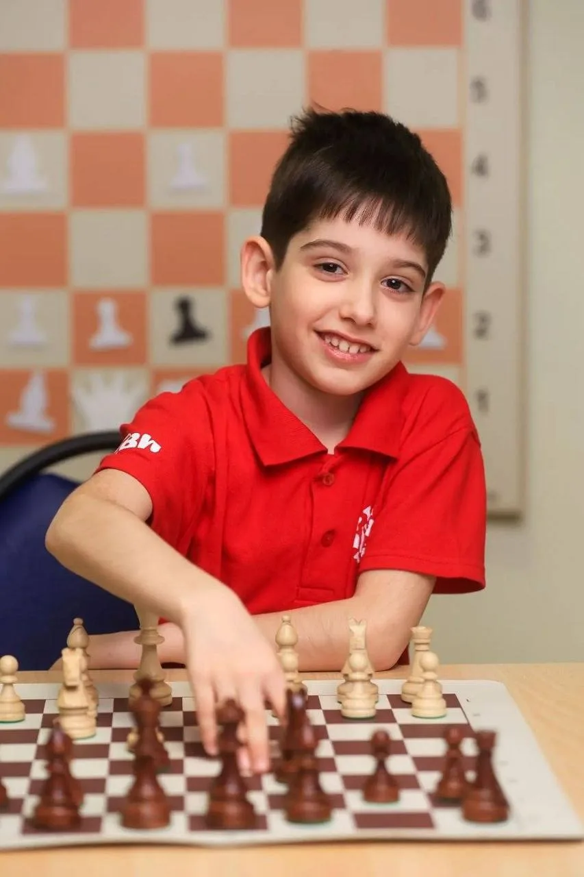 ♟️ ВЗРОСЛЫЙ РАЗРЯД ДЛЯ БУДУЩЕГО ГРОССМЕЙСТЕРА  14 мая Адам из 2-Э класса официально получил взрослый