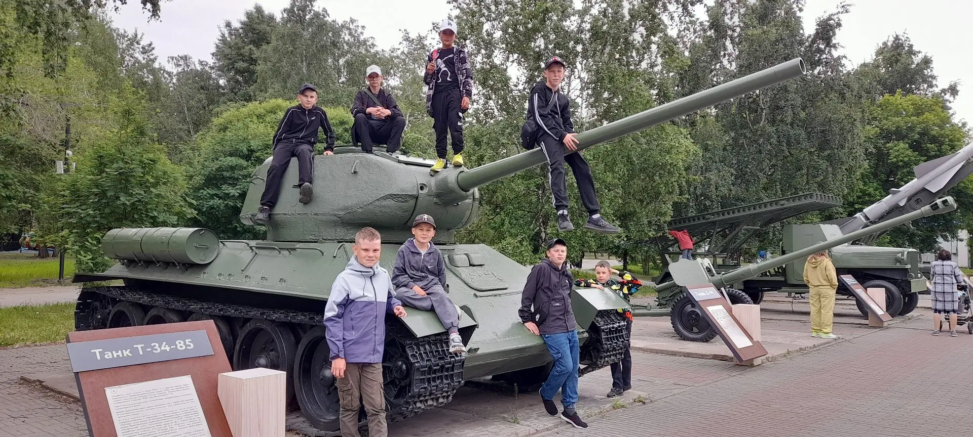 Коелгинцы встретили лето экскурсией в Сад Победы. Ребята познакомились воотчую с военной техникой в 
