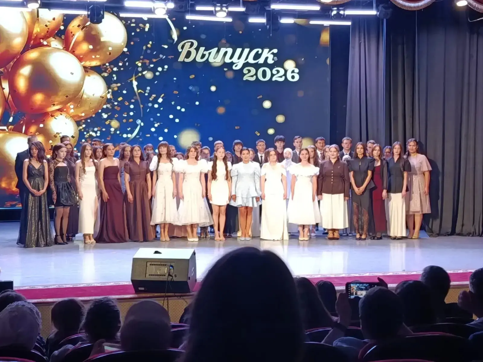 Дорогие выпускники 11-х классов!    
Поздравляем вас с успешным окончанием школы и проведением чудес