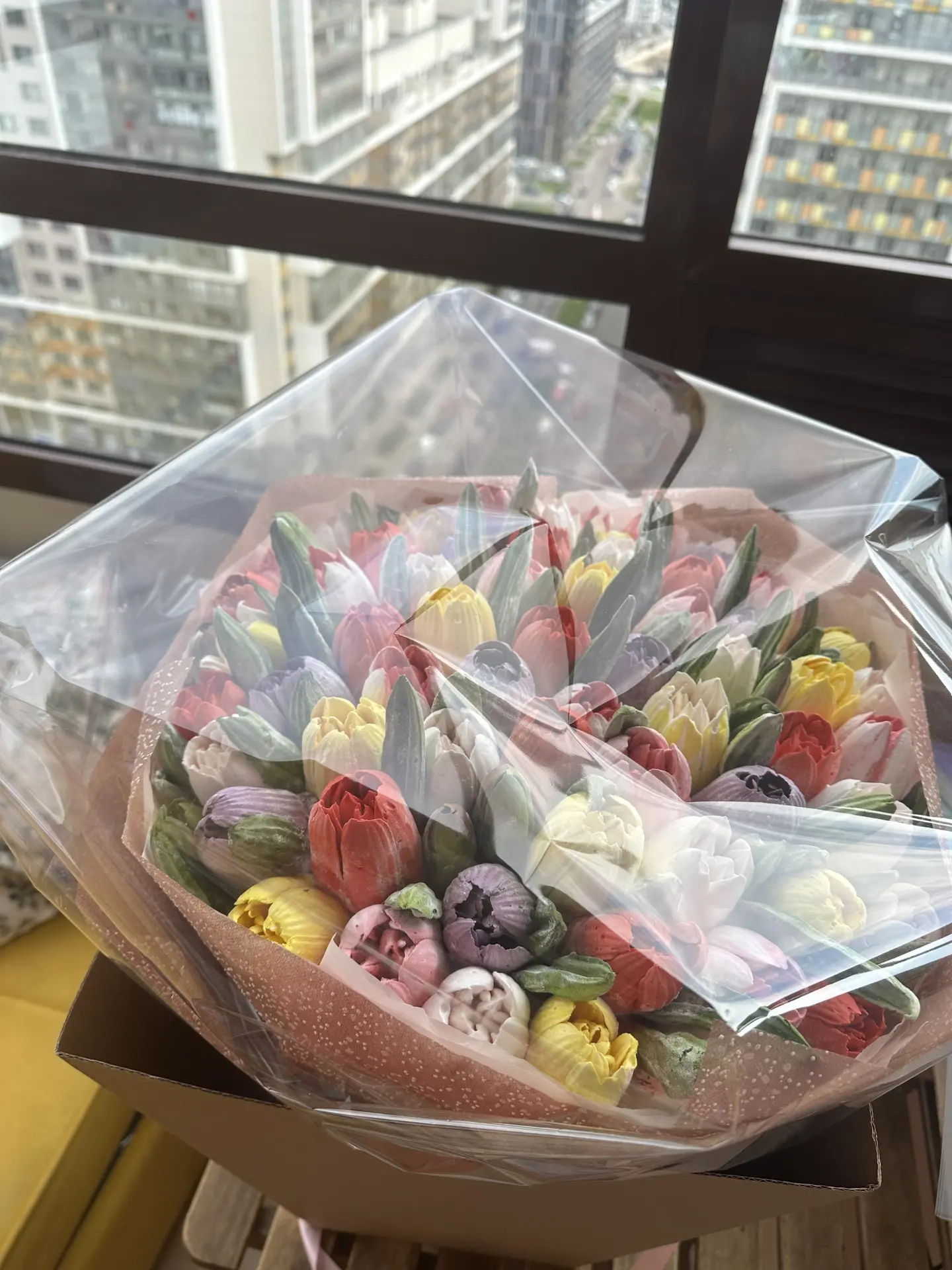 Доброе утро🌸

Давно я не показывала букеты. А вчера случился один очень шикарный.

Заказывали на юб