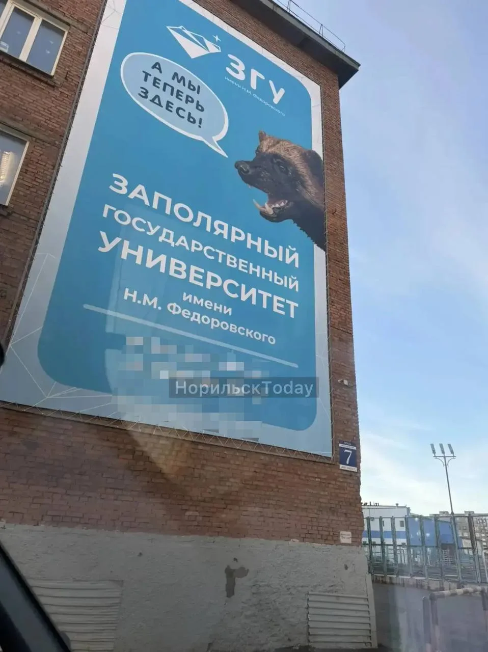 «ЗГУ, ау! Университет новоиспечённый, вы что творите? Битые стёкла, битые лампы, строит...