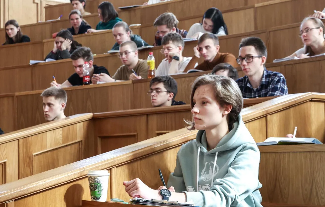 Российские абитуриенты стали поступать в европейские и китайские вузы из-за высокого конкурса в вуза
