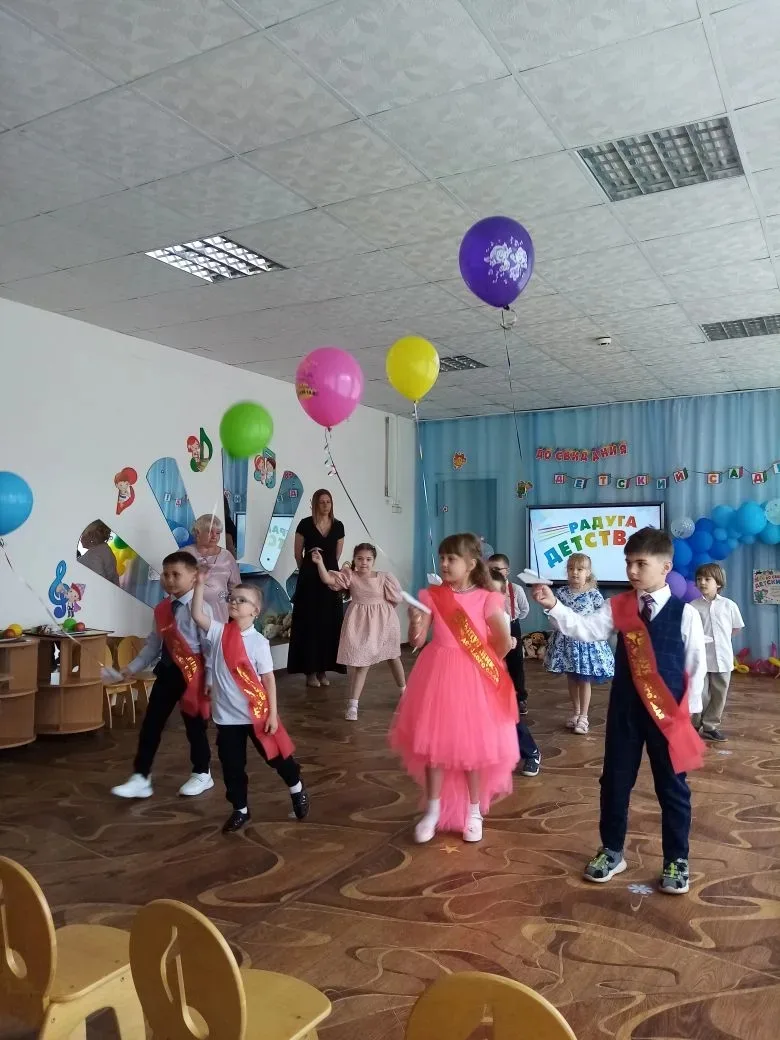 До свидания, детский сад, плюшевый мишки. Ждут  девченок и ребят первый класс и книжки....