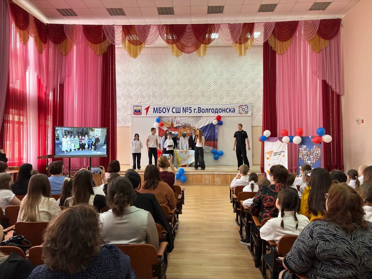 В МБОУ СШ5 г.Волгодонска был подготовлен концерт, приуроченный Международному женскому дню!🌸♥️  Ребя