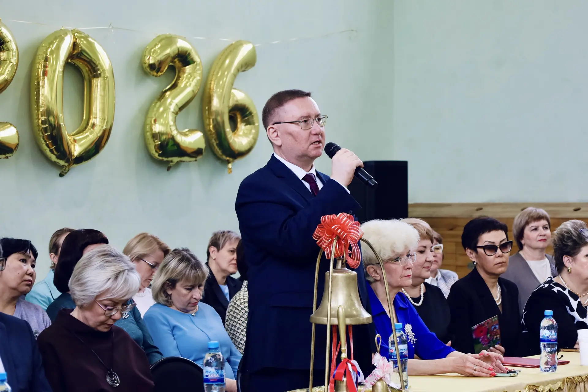 Сегодня принял участие в торжественном мероприятии, посвящённом Последнему звонку в школе № 42.  Шко
