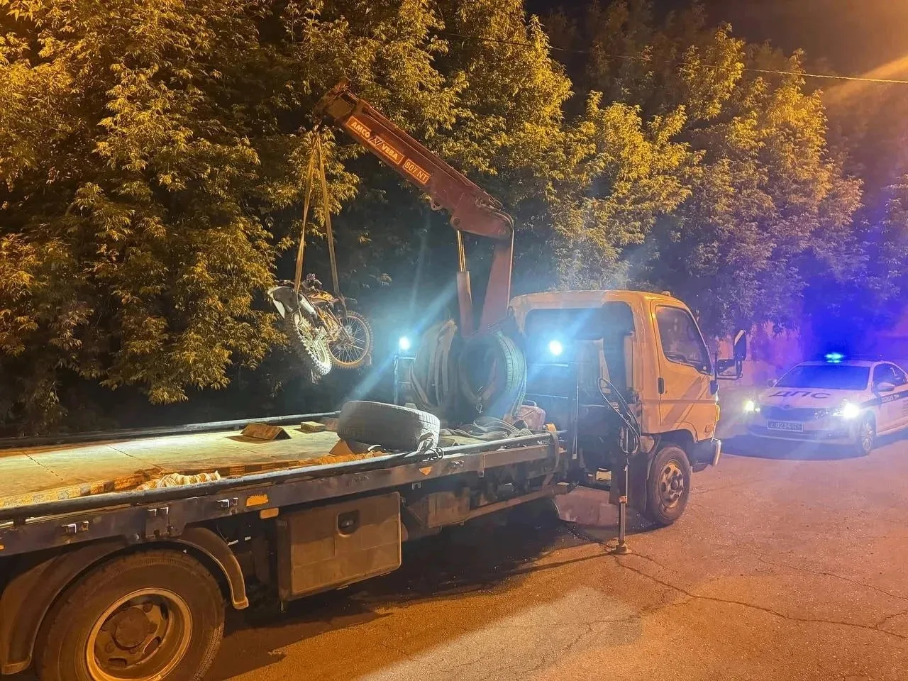 В Красноярске задержали 14-летнего школьника, который ехал на мотоцикле без номеров.  

Его заметили