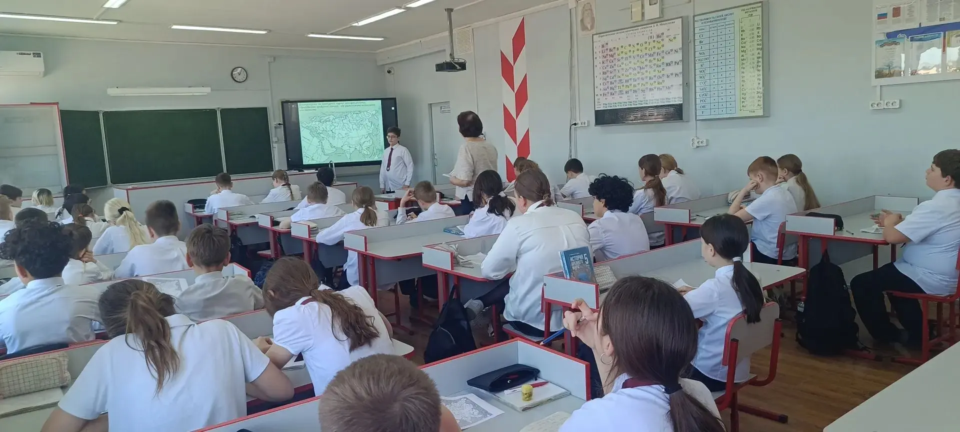 📚 Путешествие в Древнюю Грецию В 5 «Б» классе прошёл увлекательный открытый урок по истории на тему 