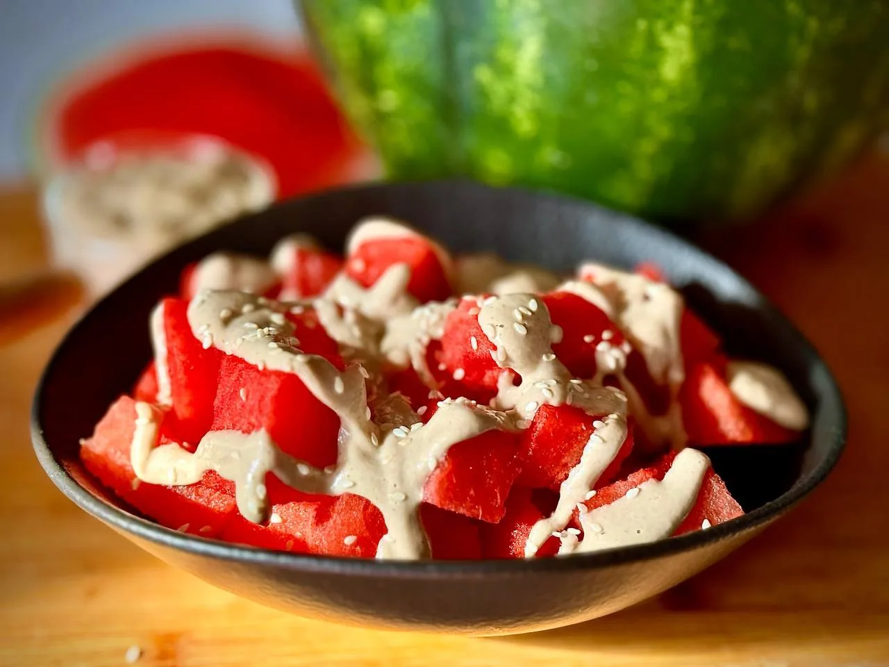 Арбуз под соусом из халвы!

Друзья, это ооочень вкусно!

Ингредиенты:
1️⃣ Арбуз сахарный 
2️⃣ Вода к