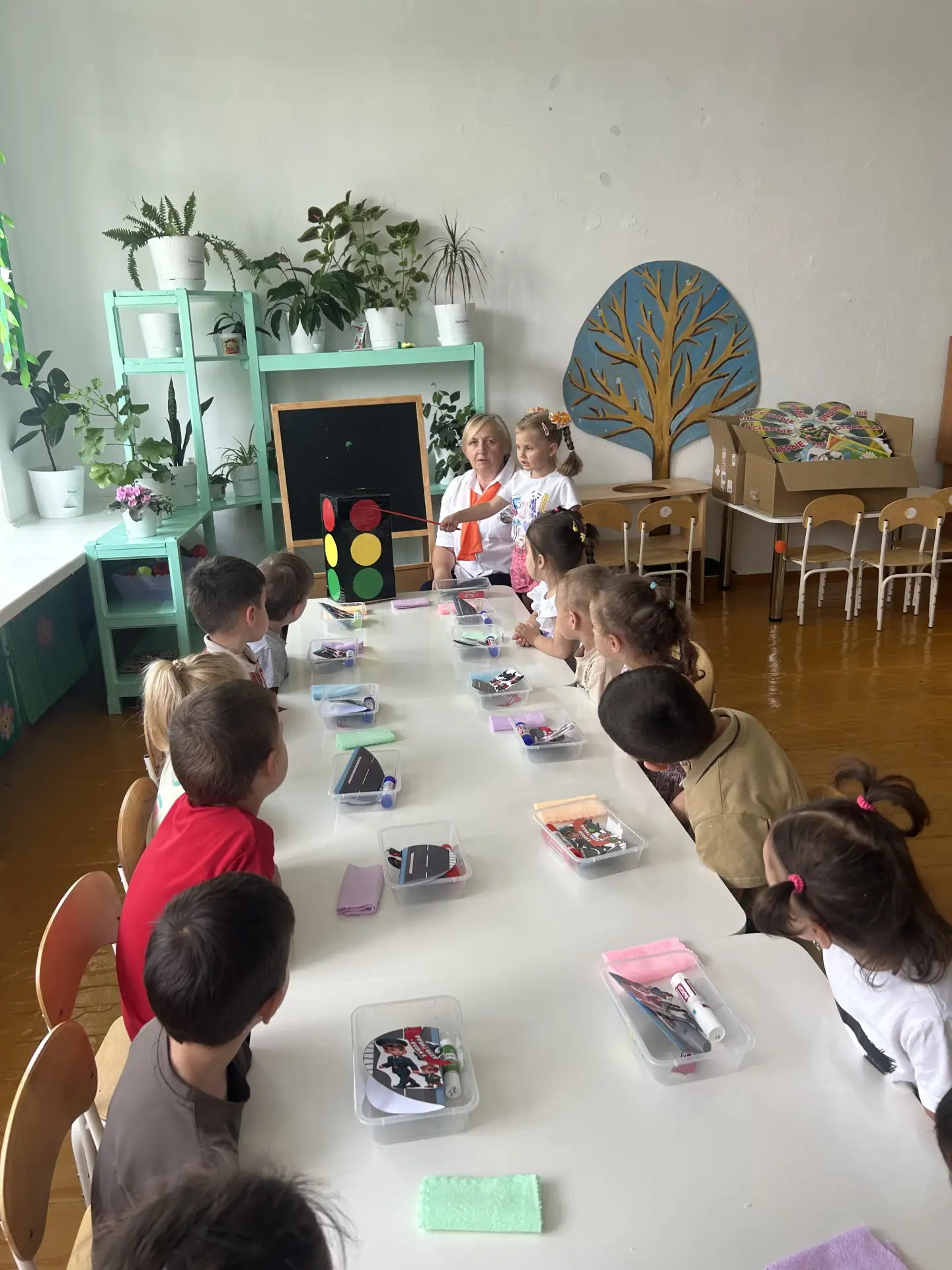У светофора окошечка три,