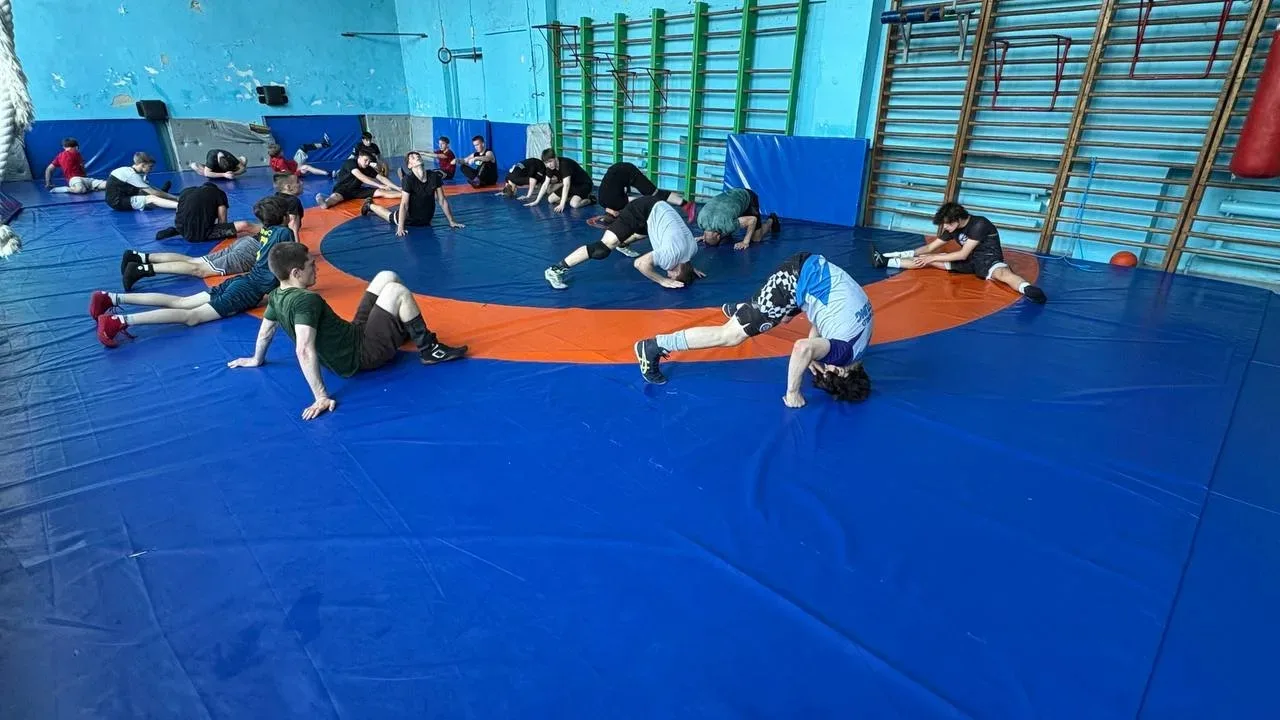 В Красном Луче прошла яркая открытая тренировка по вольной борьбе 🤼  В городе состоялся мастер-класс