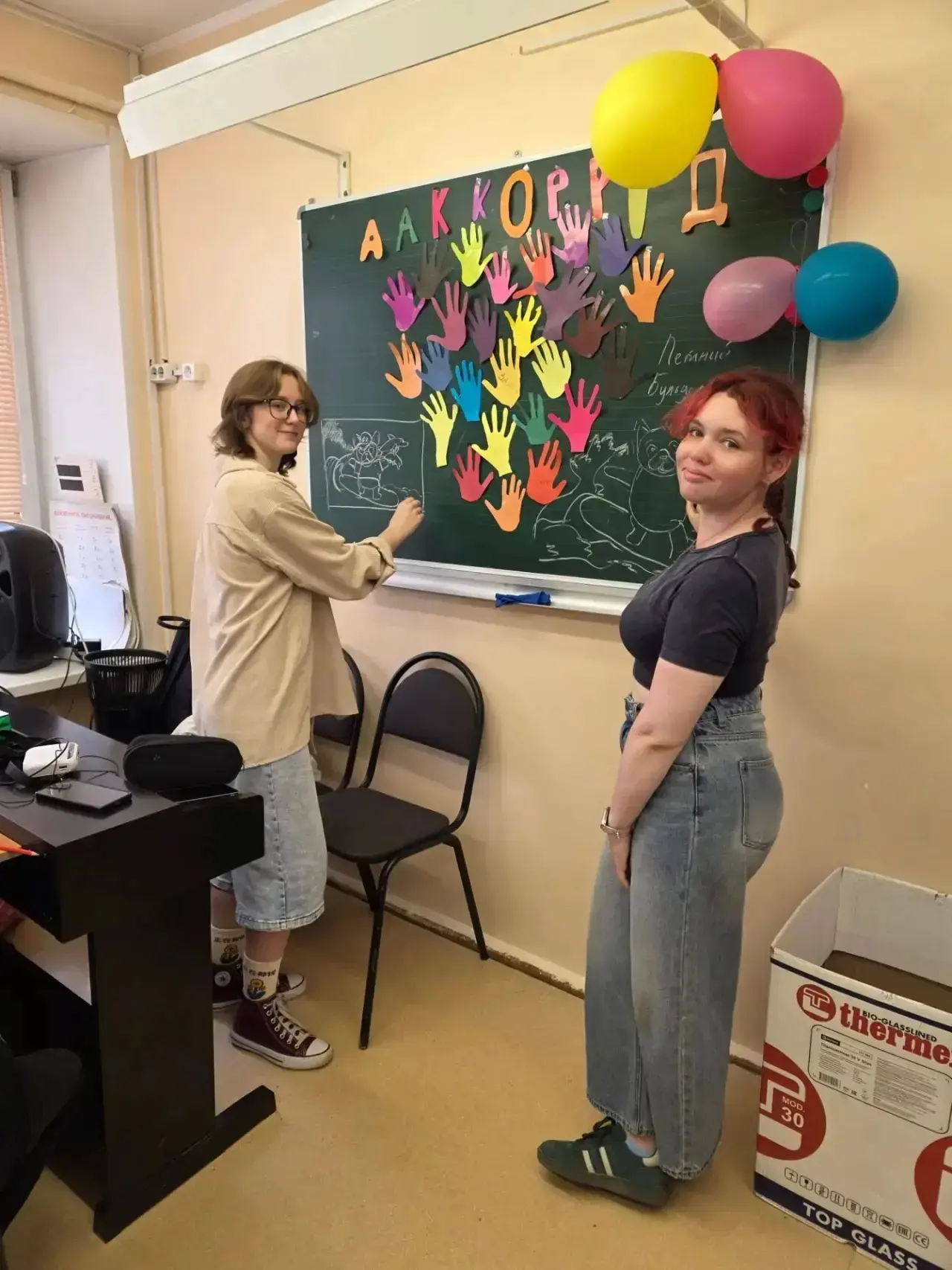В десятый день смены Анастасия Кулакова и Валерия Харчёва провели для младших товарищей  художествен