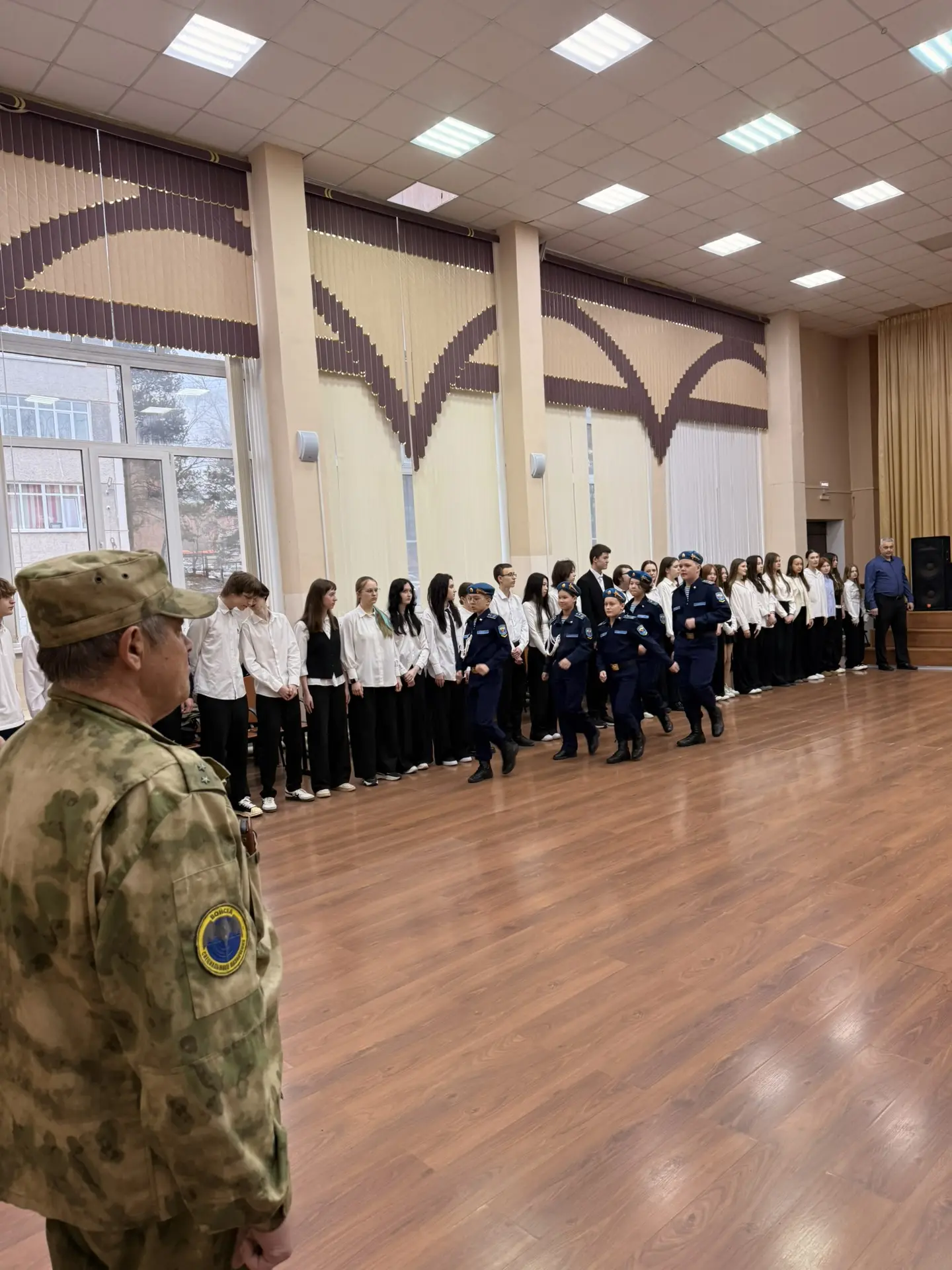 Утро понедельника. Традиционное поднятие флага кадетами 5 взвода.