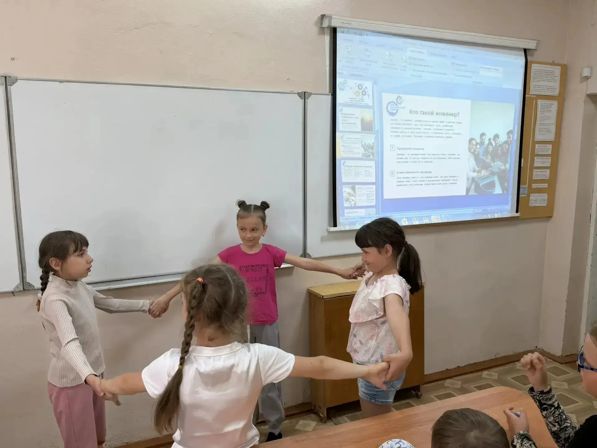 «КОЛОКОЛЬЧИК» ЗВОНИТ ДЛЯ БУДУЩИХ ПРОФЕССИОНАЛОВ

Сегодня, 19 июня, в пришкольном лагере «Колокольчик