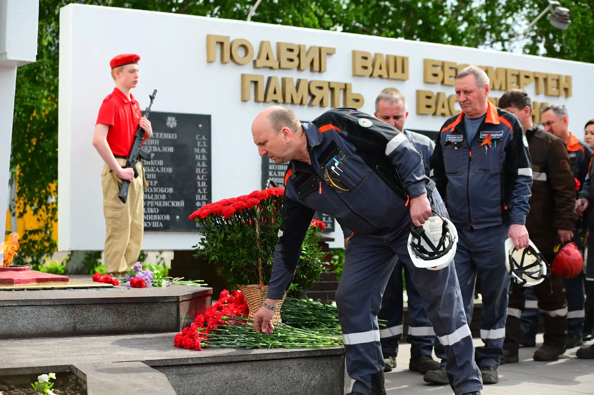 Накануне 9 Мая у центральной проходной Уральской Стали прошёл торжественный митинг. Ветераны предпри