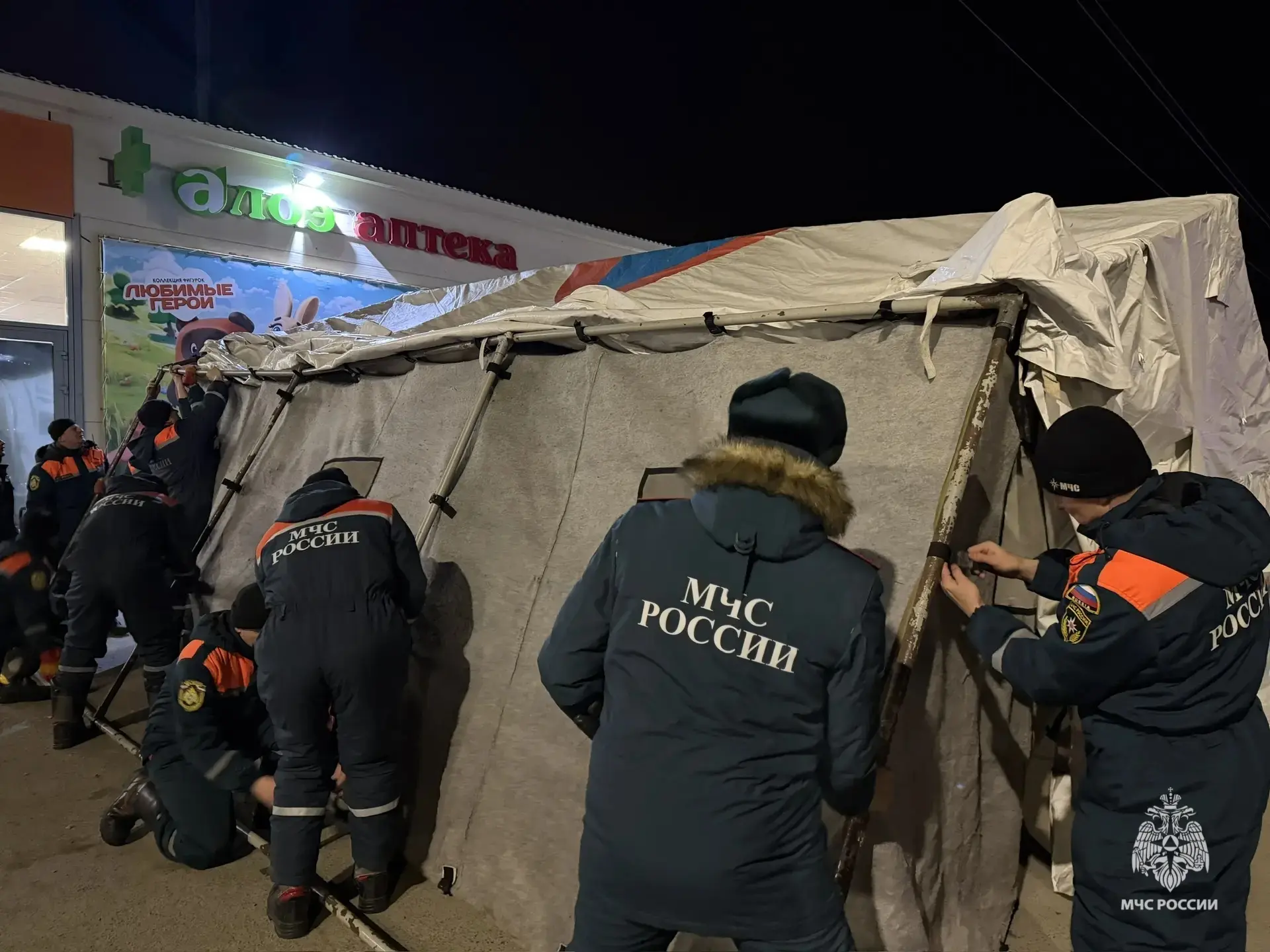 🚒Спасатели эвакуируют жителей подтопленной деревни Чёрная речка в Томском районе  Сотрудники МЧС Рос
