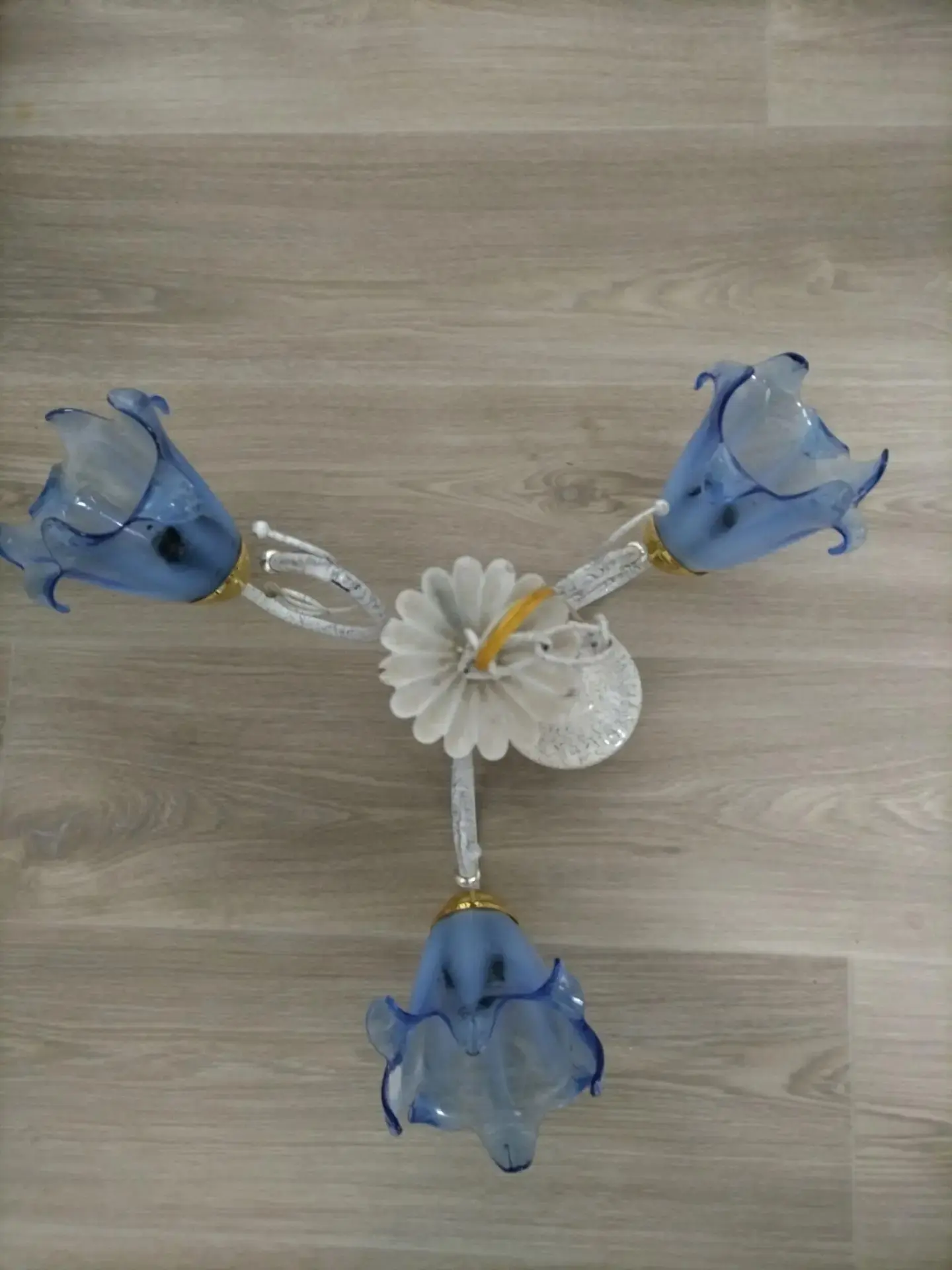 Отдам люстры