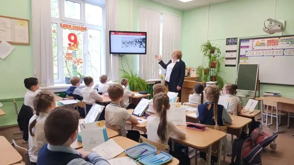 УРОК МУЖЕСТВА  Сегодня, 8 мая 2026 года, тысячи московских школьников и студентов колледжей говорят 