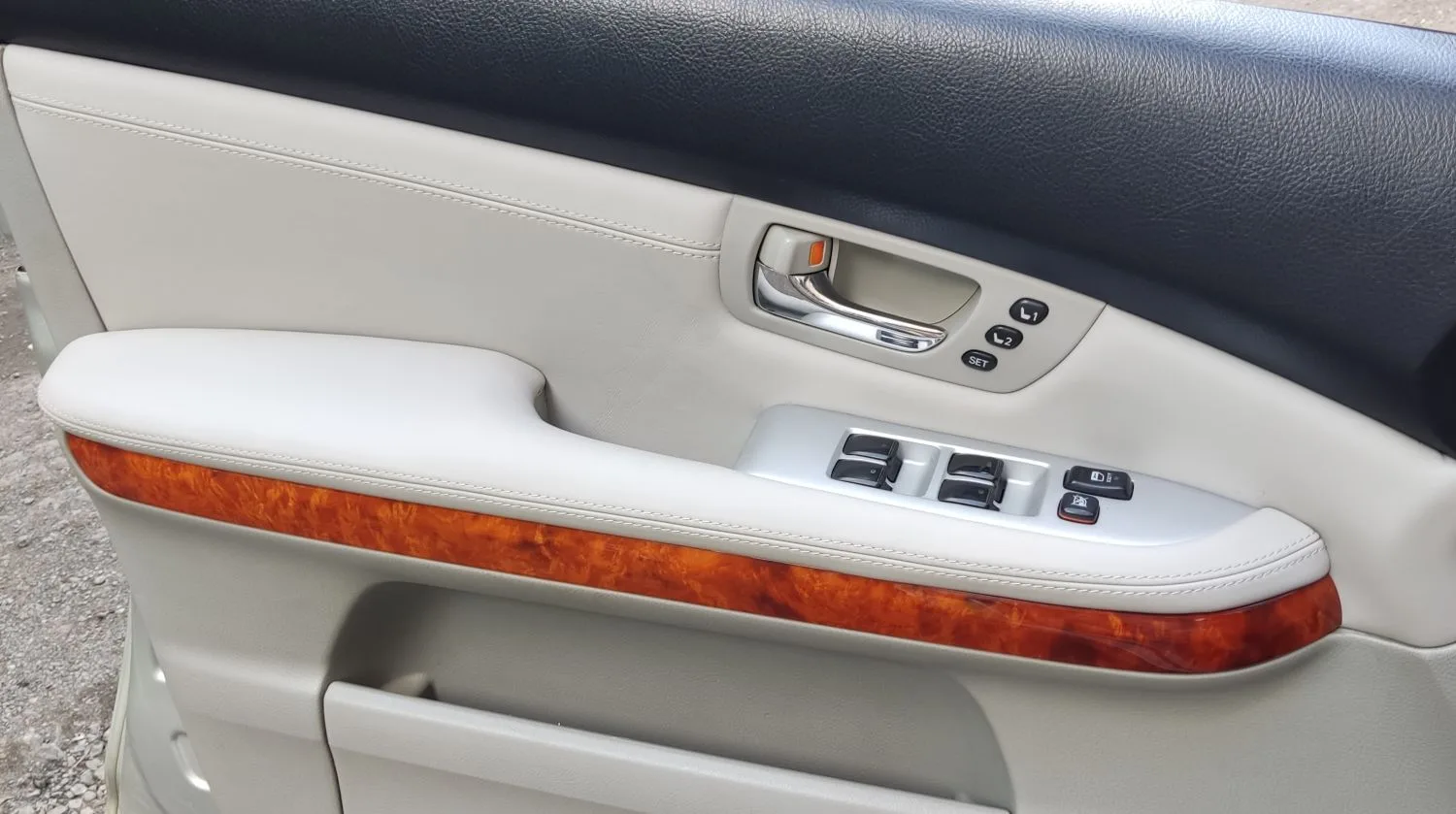 Перетяжка дверных карт и подлокотников  Lexus rx