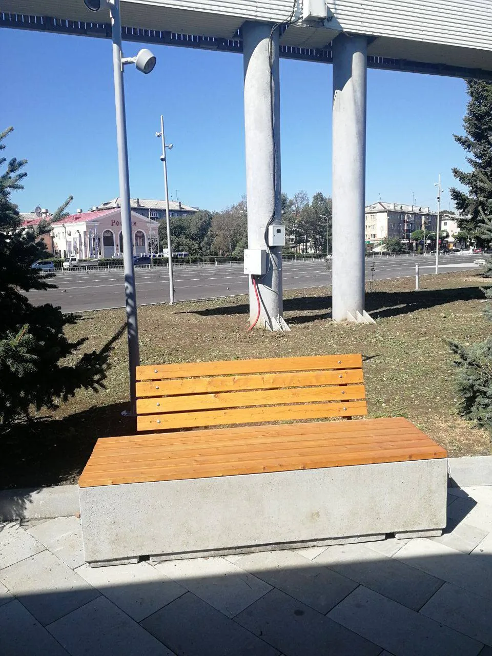 Подписчик интересуется, в чем задумка новых скамеек на площади. Сейчас они стоят так, ч...