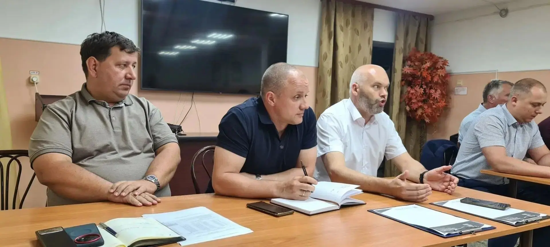 Депутаты Городской Думы вместе с мэром Биробиджана решили вопрос с протекающей крышей д...