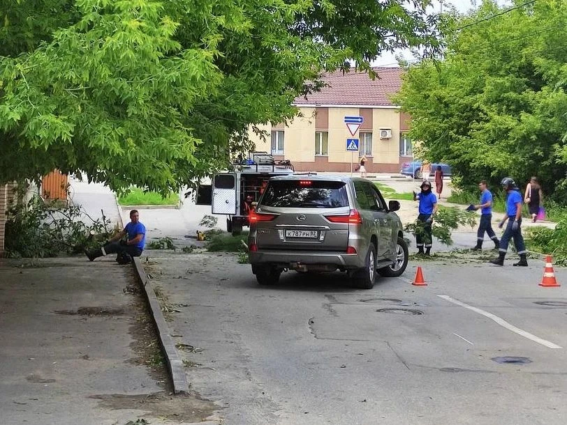 Спасатели разбирают завалы после вчерашней бури