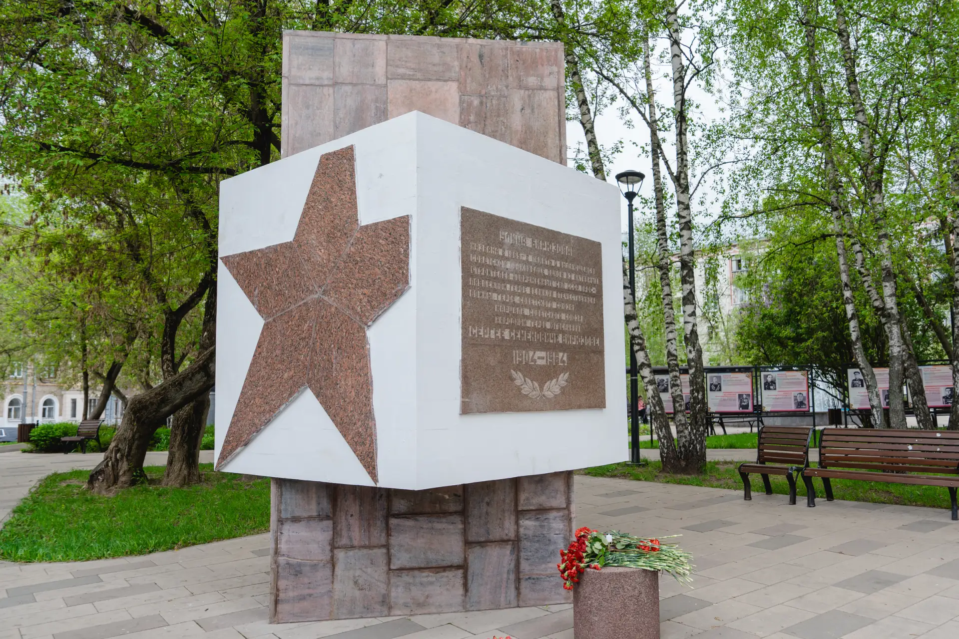 📆 История Победы рядом с нами  День за днем мы спешим в школу по знакомым улицам. Но в преддверии 9 