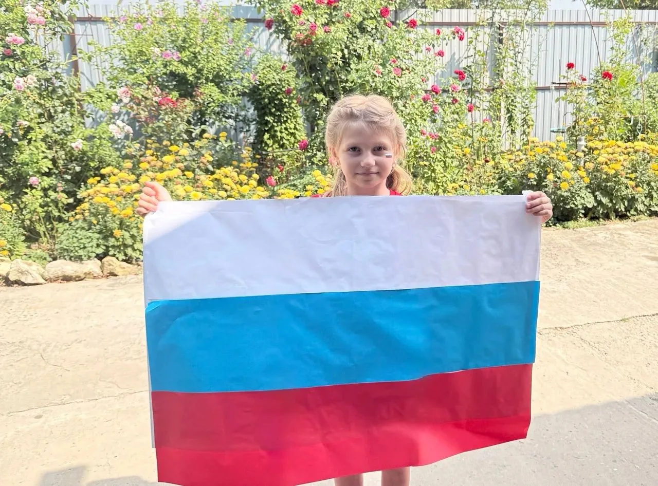 Учащиеся нашей школы, продолжают участвовать в акции "Флаги России".