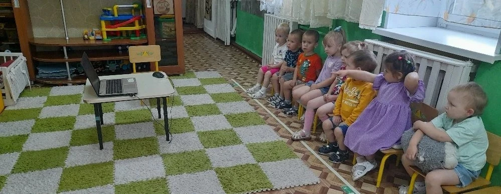 В нашей группе сегодня произошло чудо — знакомство с микромиром! 🪰👀