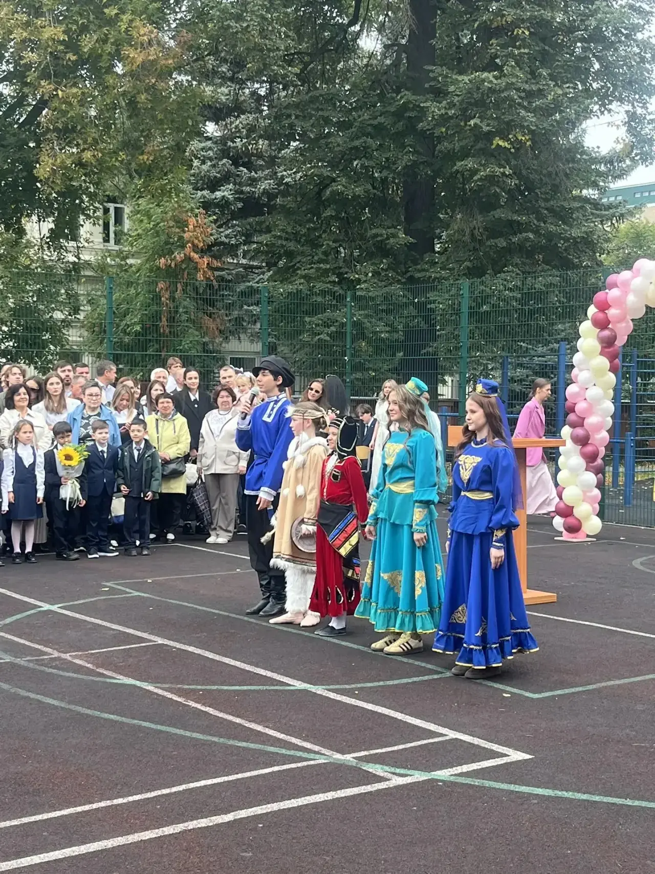 📸 Вот и наступил День знаний — в нашей гимназии прошла торжественная линейка к 1 сентя...