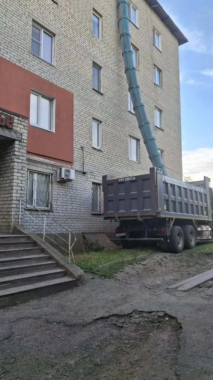 В Тельманово на крыше дома по пер. Мира, 8 идут ремонтные работы