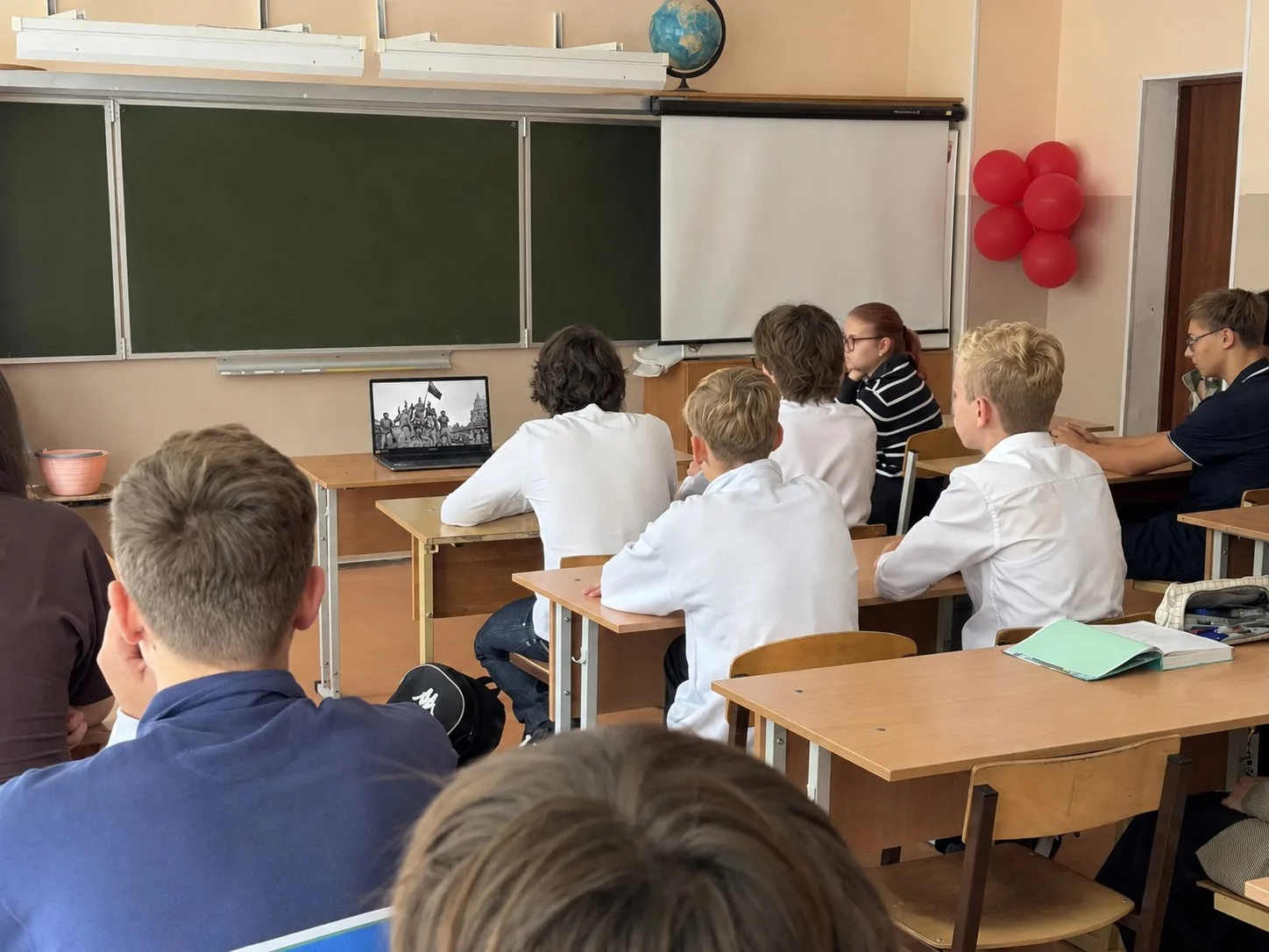 В нашей школе прошёл урок, посвящённый Дню Победы над милитаристской Японией и окончани...