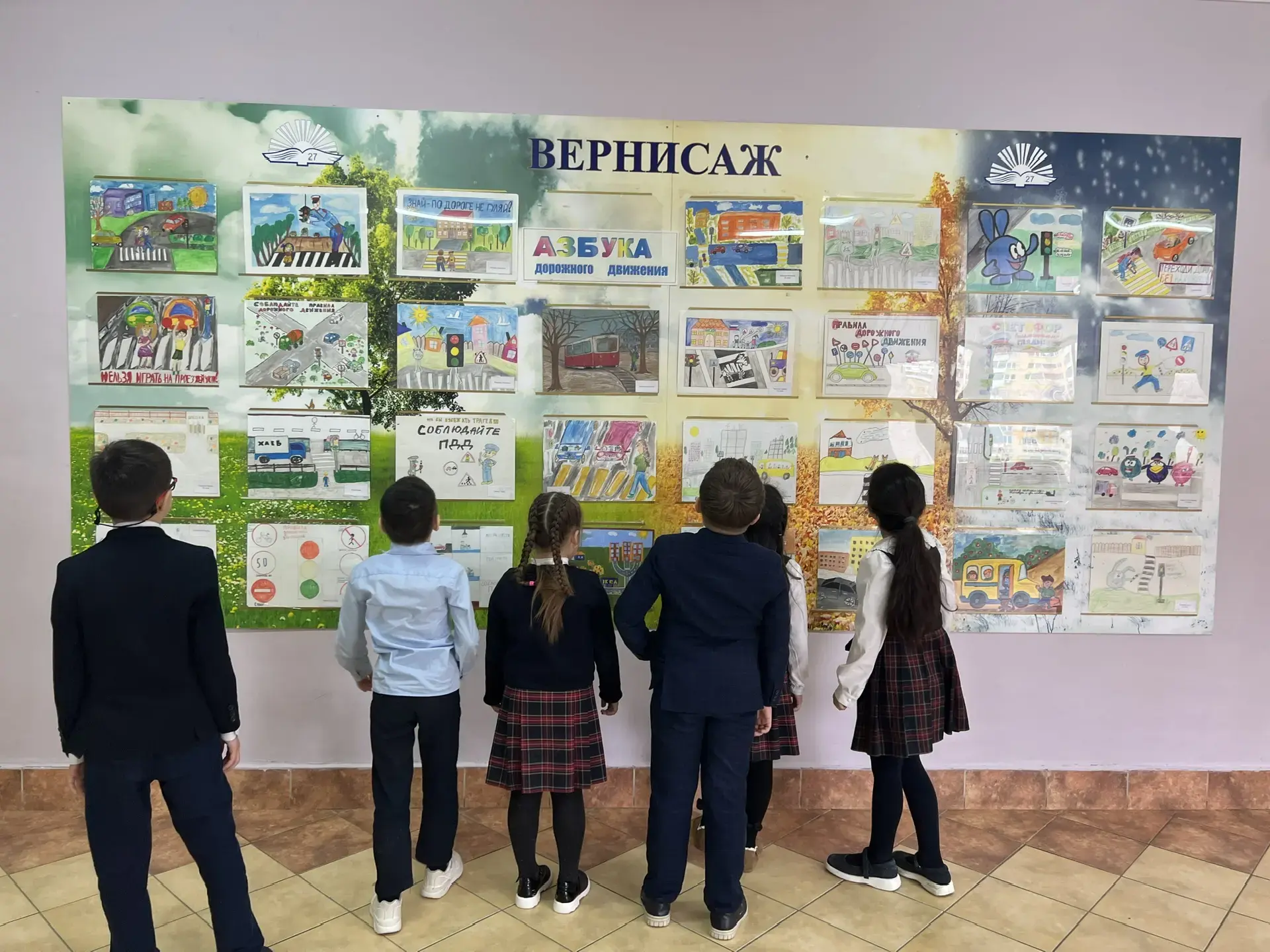 🚘🚦🚕⛔️🚓🚳🚔🅿️ В рекреации 3 этажа оформлена новая  выставка рисунков наших учеников «Азбука дорожного д