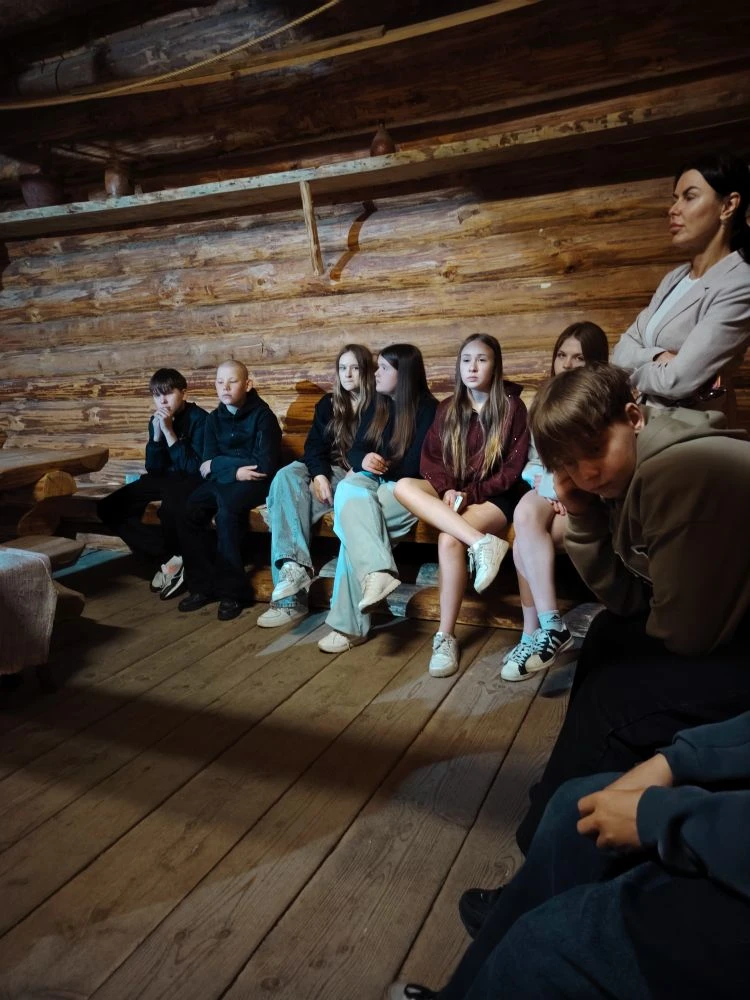 Сегодня ученики 7А класса с родителями провели насыщенный  выходной в городе Старая Рус...