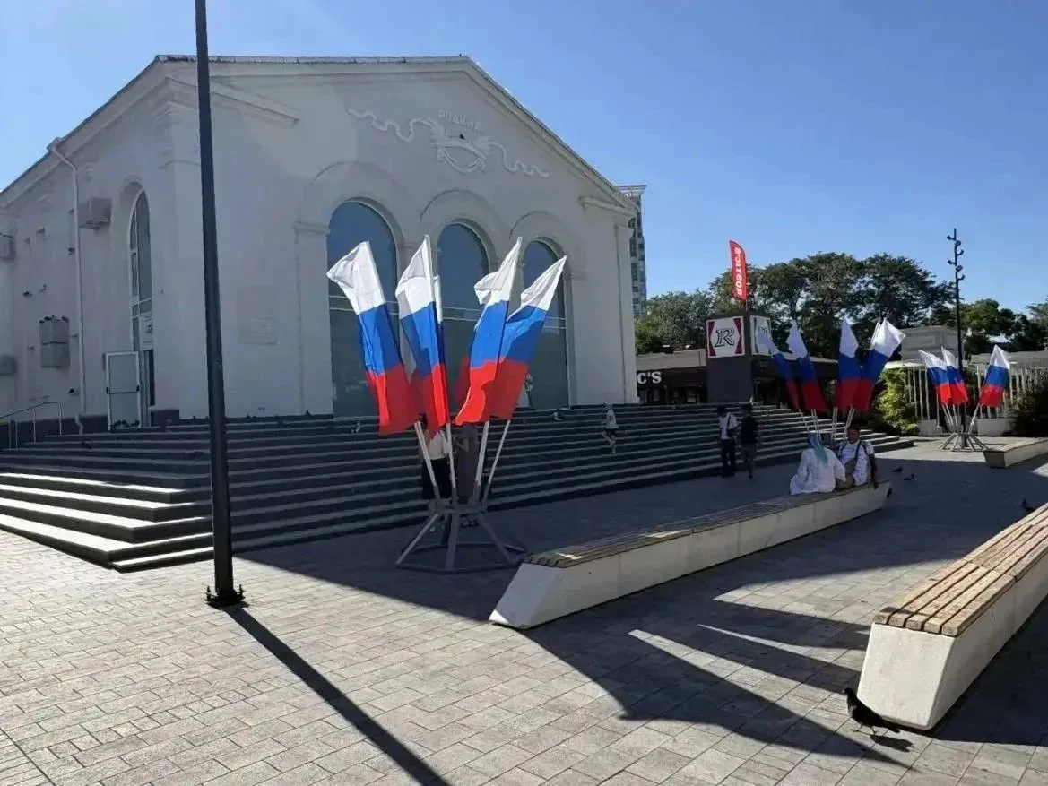 Анапу украшают в преддверии Дня Государственного флага России