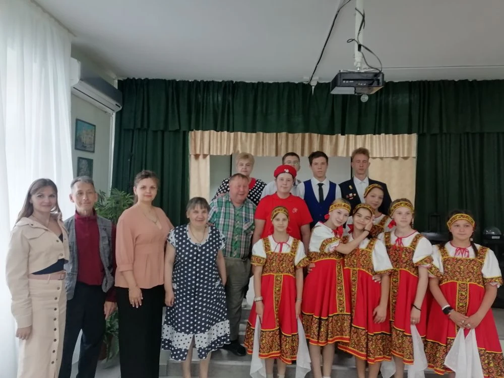 Единство в сердце: Школьники и преподаватели Бийска подарили праздник пожилым людям