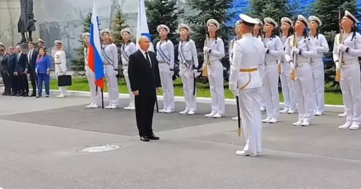 ⚓ Президент РФ поздравил военных моряков с Днём ВМФ

Президент России Владимир Путин прибыл в Главно