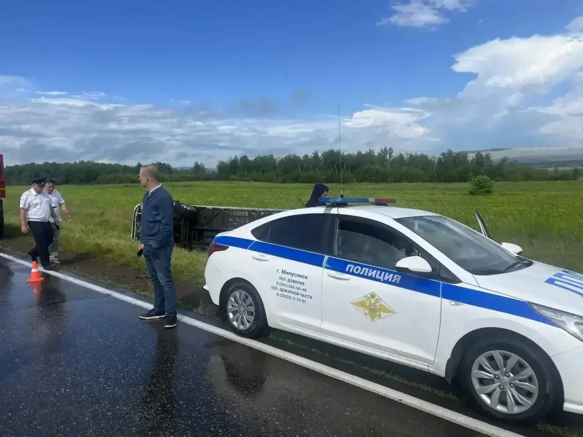 Автобус с детьми в Минусинском районе уходил от столкновения. Автоледи за рулем кроссовера