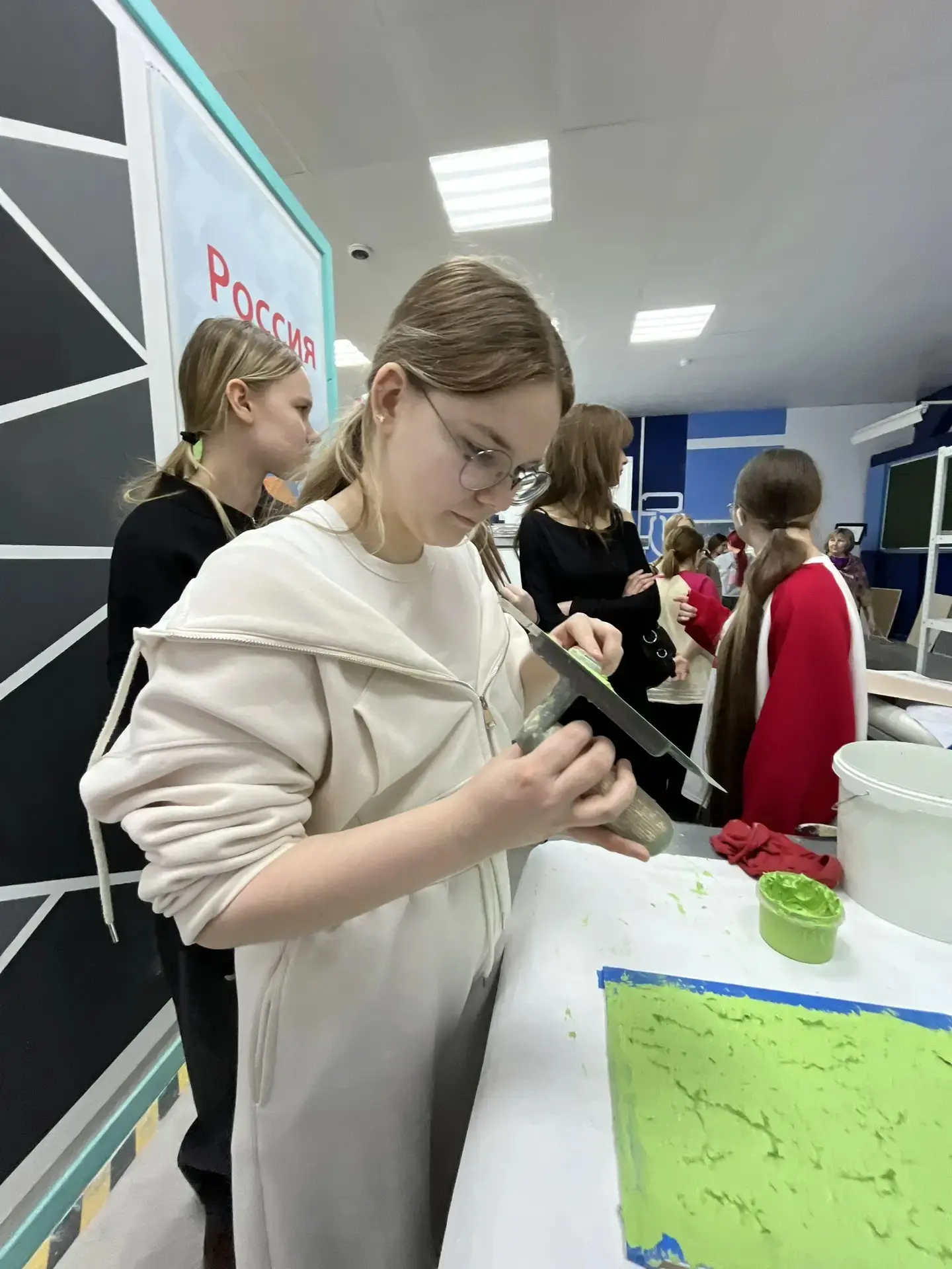 Профориентационная экскурсия: девятиклассники побывали в строительном техникуме Ижевска! 👷‍♂️🔧  Учен