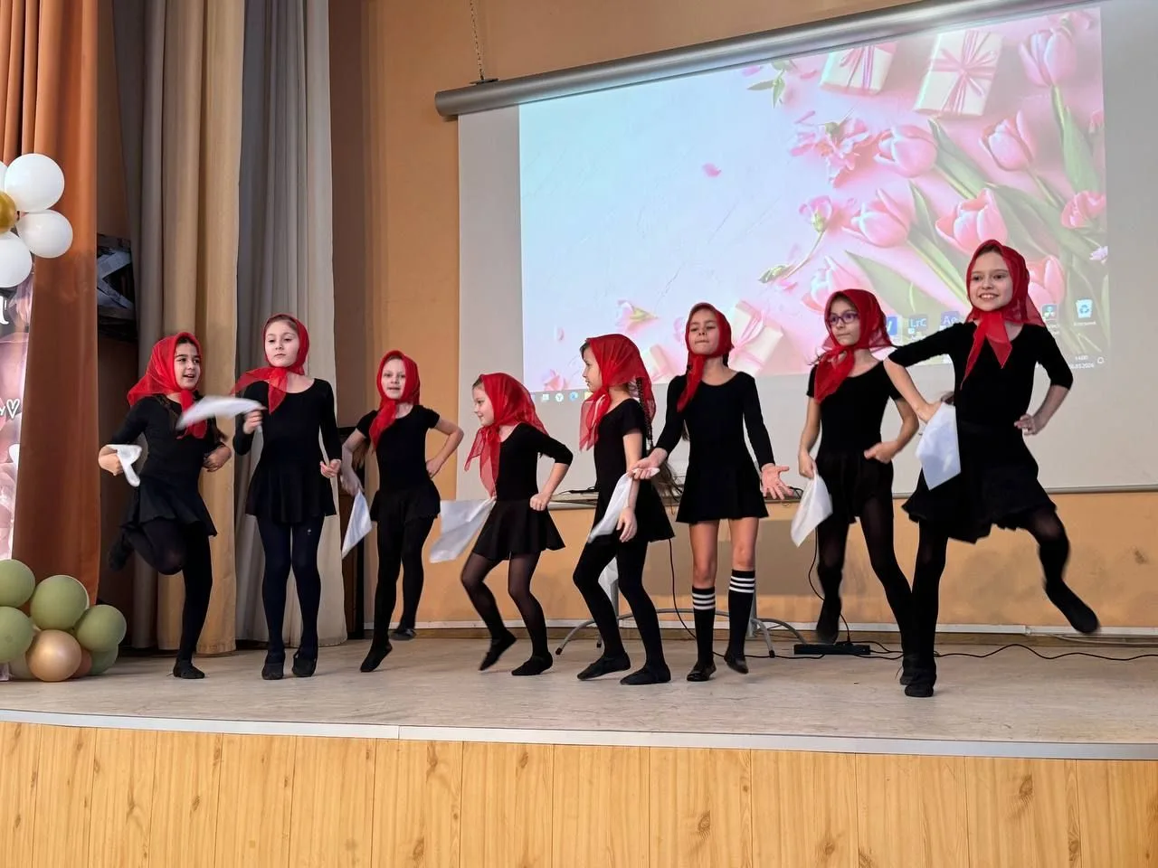 МЕЖДУНАРОДНЫЙ ЖЕНСКИЙ ДЕНЬ В ГИМНАЗИИ🌸💃  В пятницу  в гимназии отметили 8 Марта. Мальчики каждого кл