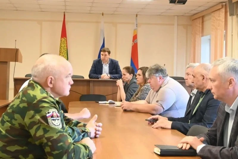 БПЛА упал в Долгоруковском округе — повреждены дома  Ночью в деревне Ивановка беспилотник столкнулся