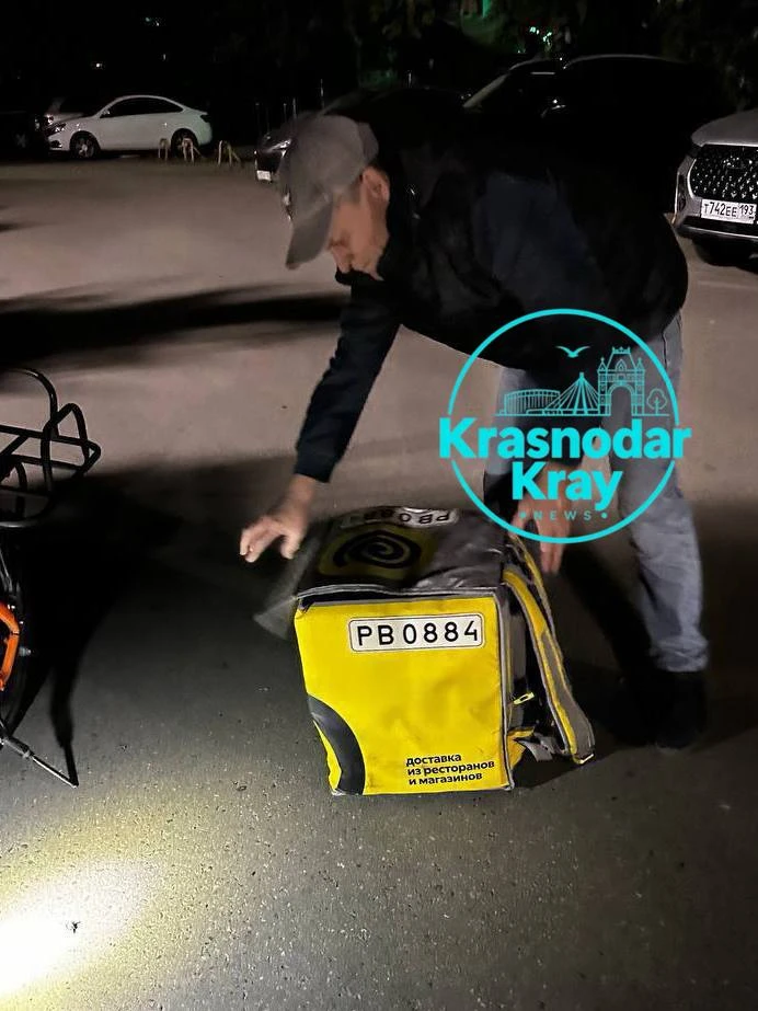 Курьер ударил женщину в Краснодаре после ДТП