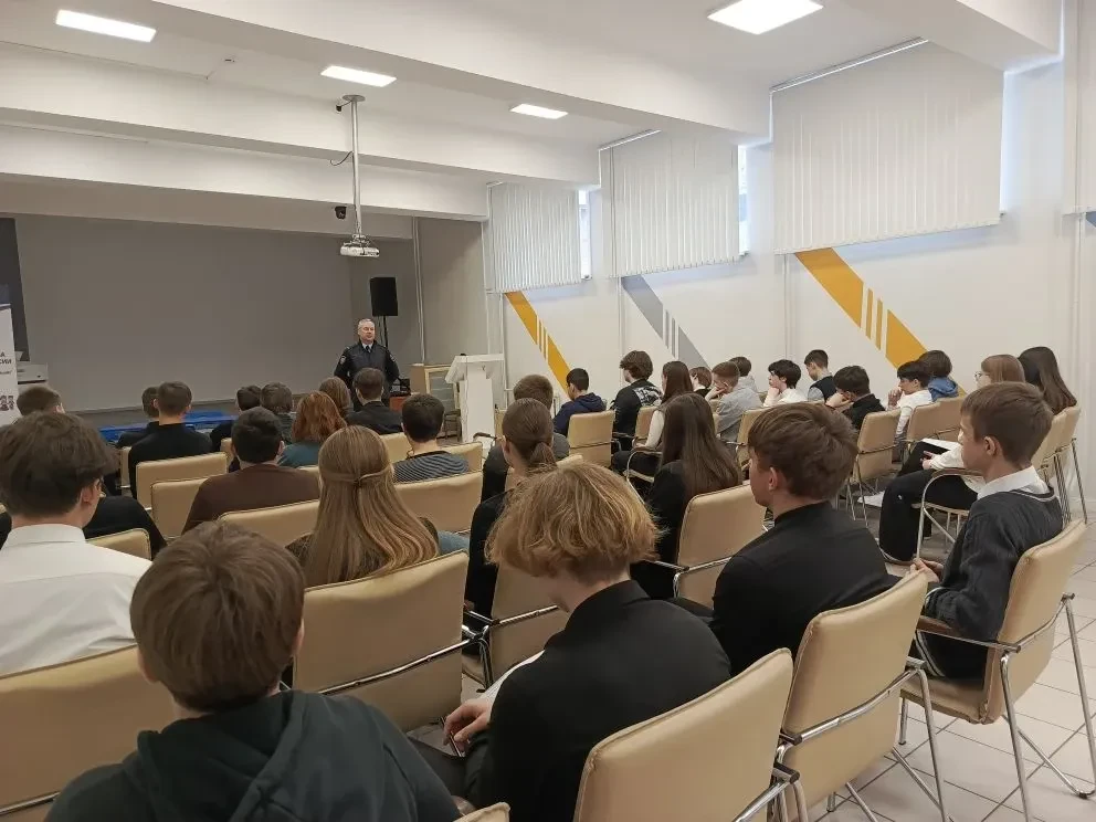 Профилактика, профориентация и диалог: подполковник полиции встретился с девятиклассниками гимназии.