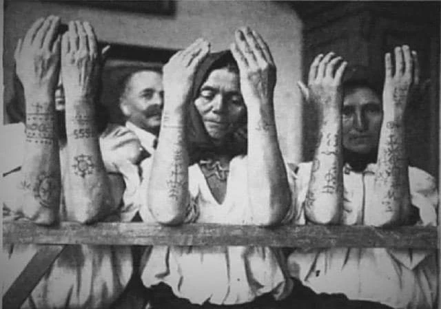 Женщины-хорватки демонстрируют свои традиционные татуировки.