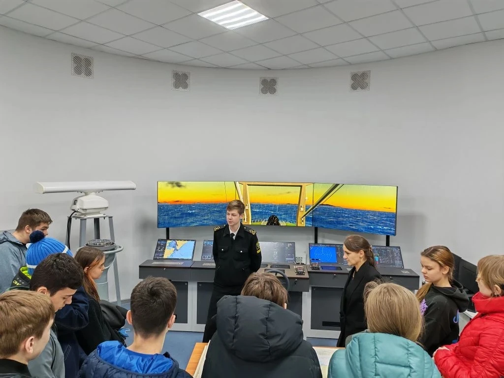 ⚓️ Курс на будущее: 8 «А» в мире морских профессий! 🌊  Сегодня наши ребята из 8 «А» класса отправили