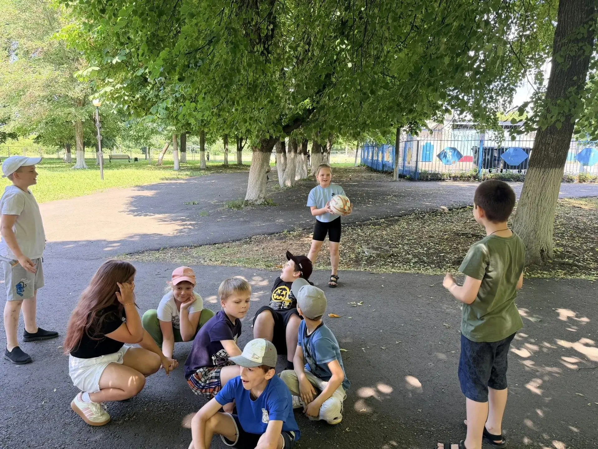 Понедельник в нашем пришкольном лагере «Солнышко» начался с зарядки под весёлую музыку ...