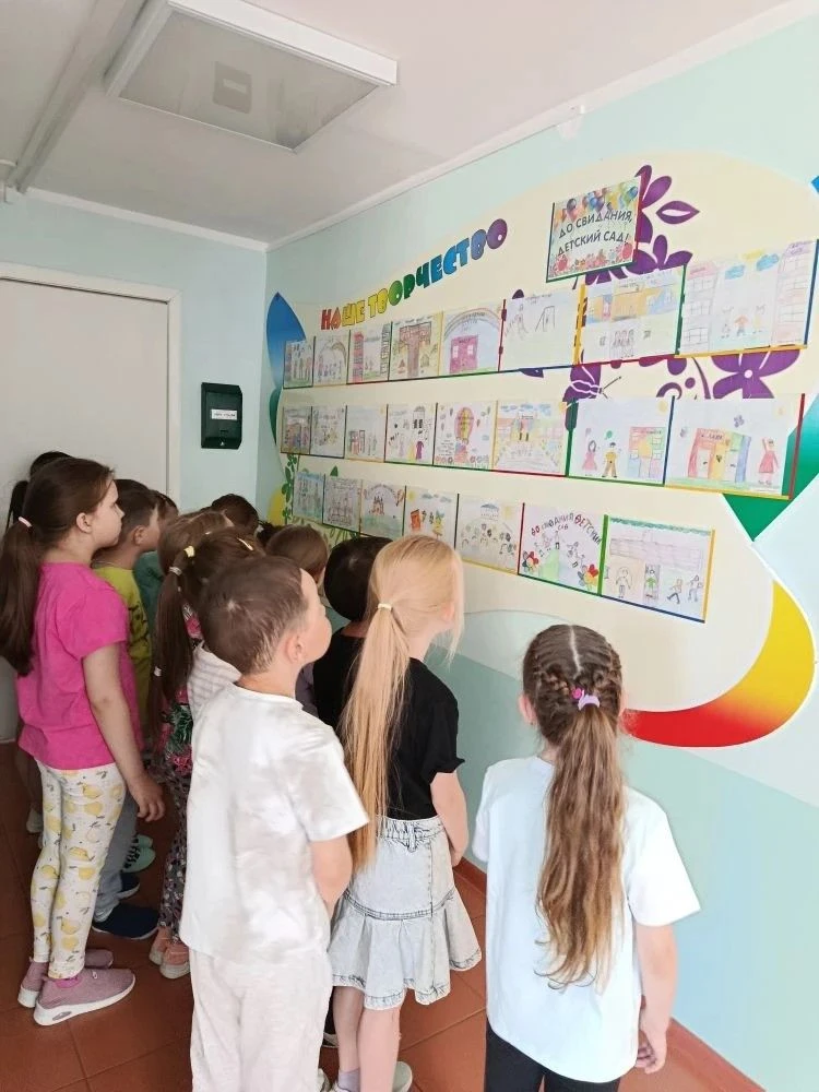 В нашем детском саду открылась выставка, которую мы назвали "До свидания, детский сад!"...