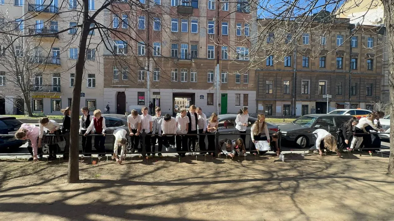 Спасаем газоны вместе! 🌸🌱🧤  Накануне Дня Земли наши юные гимназисты решили взять под защиту зелёные 